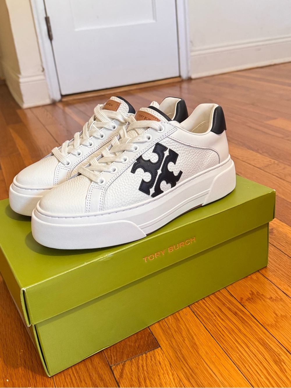 Tory Burch Signature Color Block Platform Leather Sneaker Shoes in White/ Black - Picture 2 of 7
